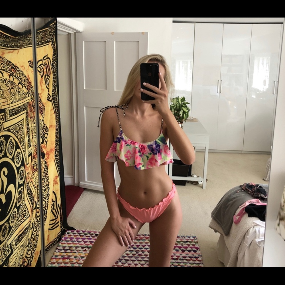 2/$25⭐️Victoria’s Secret Bikini Top